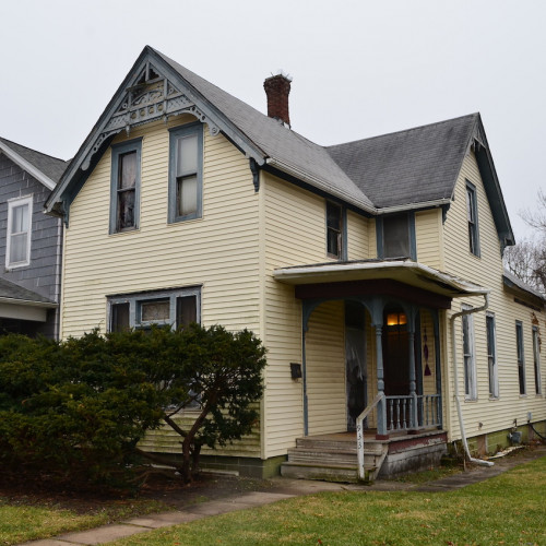Spacious 3 bedroom, 2 story Victorian investment opportunity off Broadway Ave.